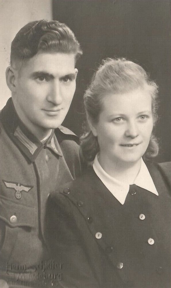  Wehrmachtssoldat mit seiner Frau. Magdeburg.jpg. 