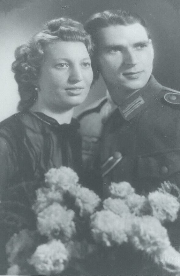  Wehrmachtssoldat mit einer Frau.jpg. 