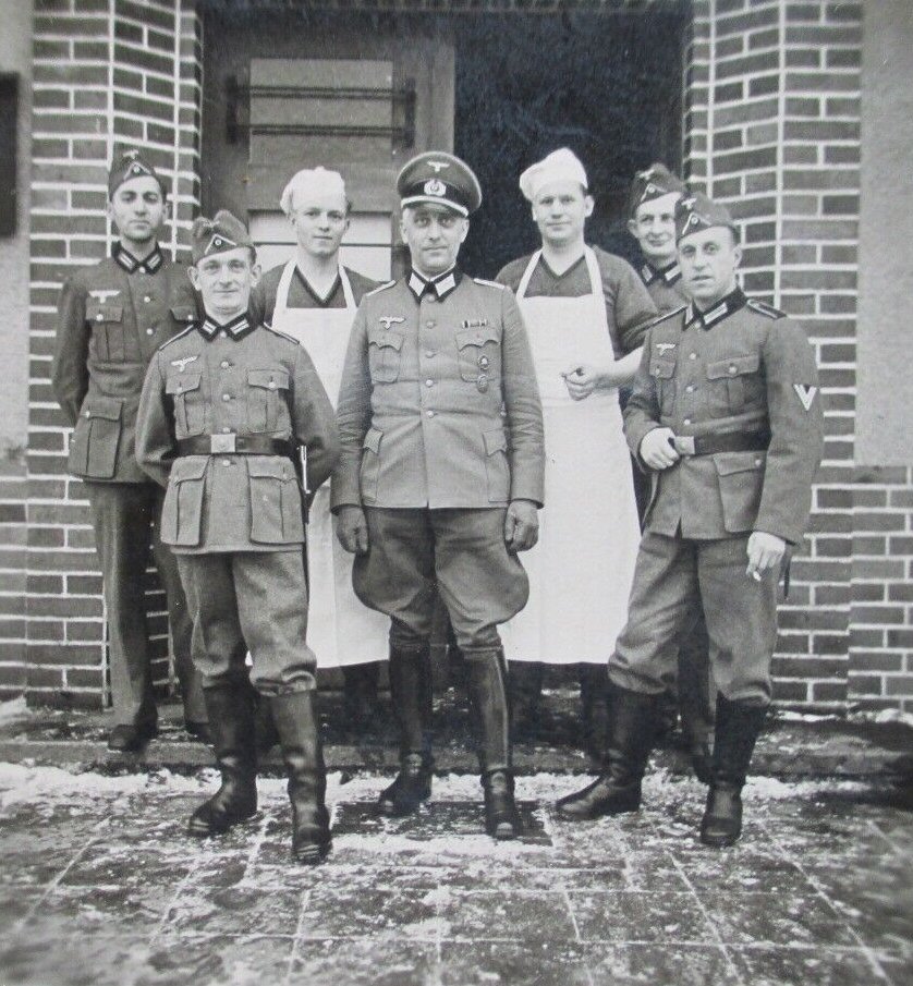  Gruppenfoto Soldat 1940.jpg. 