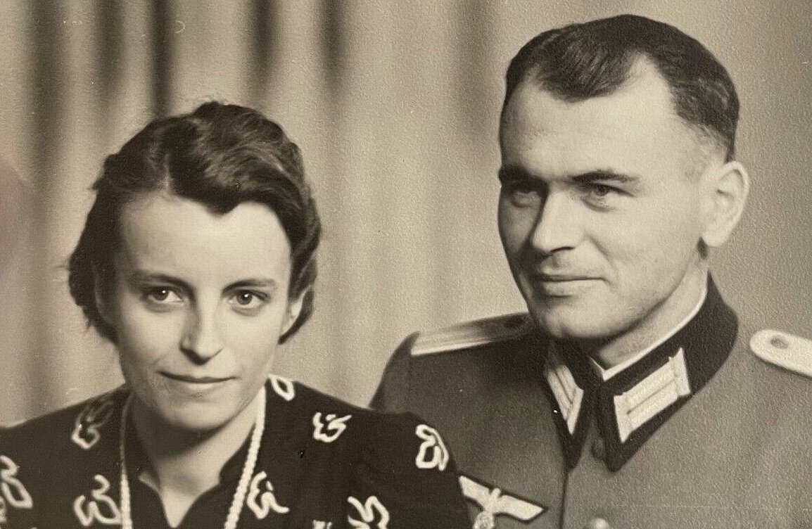  Wehrmachtsoffizier mit einer Frau.jpg. 