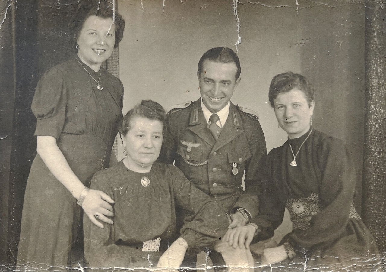  Wehrmachtsoffizier mit Familie.jpg. 