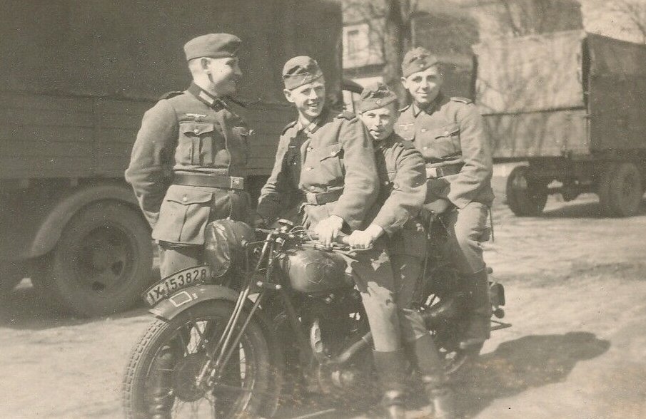  Wehrmachtssoldaten auf einem Motorrad.jpg. 