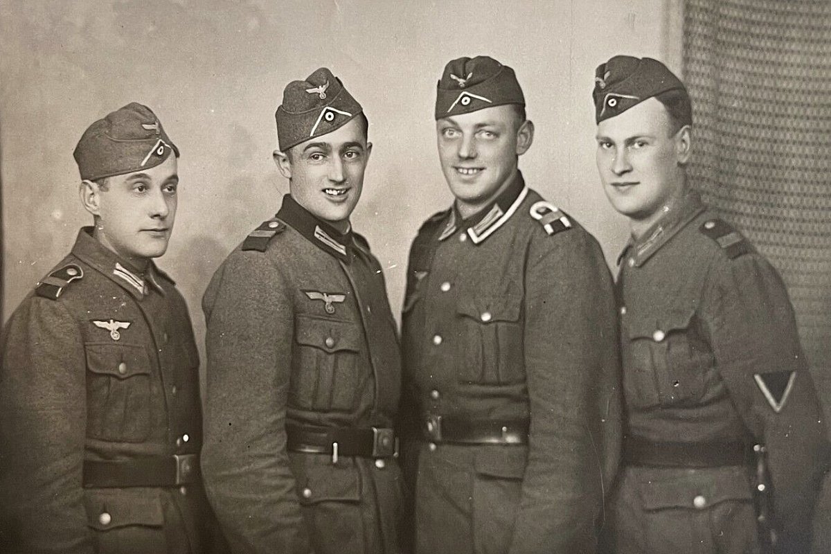  4 Wehrmachtssoldaten 1941.jpg. 