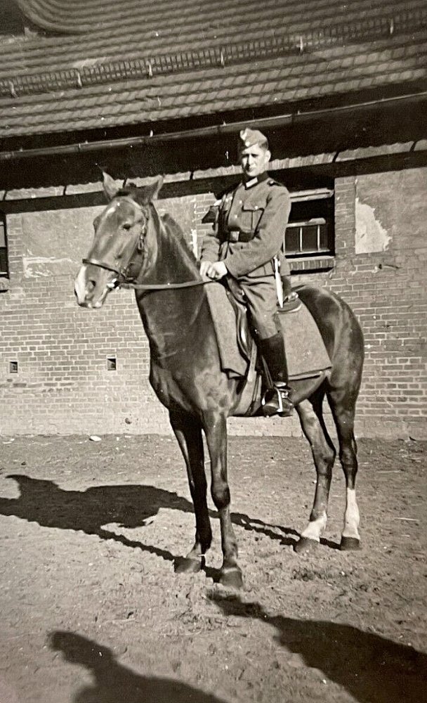  Wehrmacht soldat aufm pferd.jpg. 