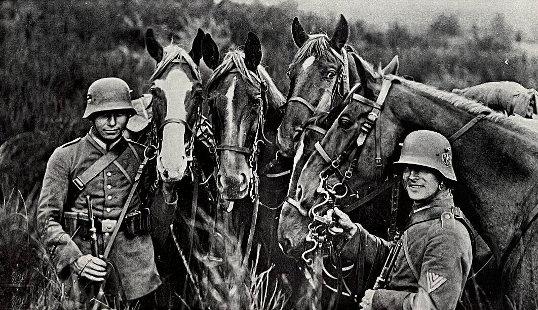  zwei Wehrmachtssoldaten mit Pferden.jpg. 