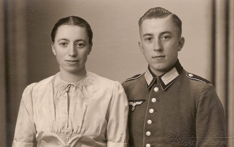  Wehrmacht Soldat und Dame.jpg. 