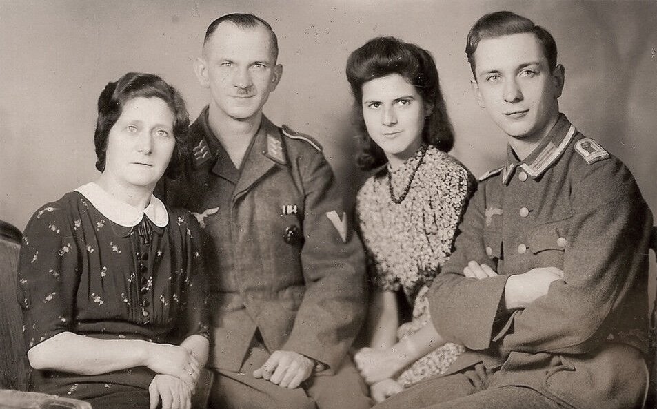  Wehrmacht Soldaten mit Familie.jpg. 