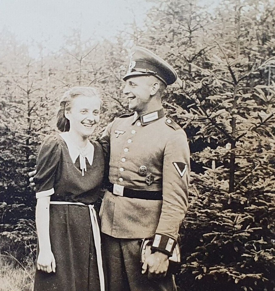  Madchen mit einem Wehrmachtssoldaten.jpg. 