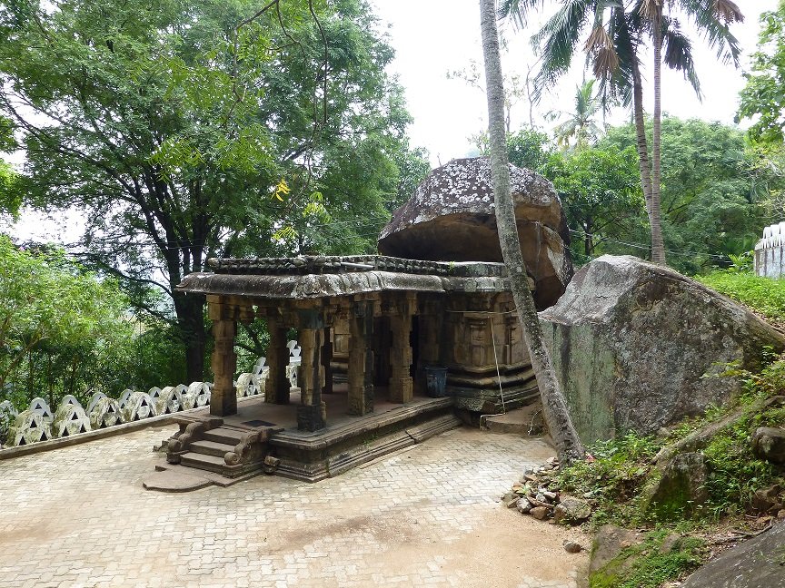 Фото Cеребряный храм Ridi Vihara, Шри-Ланка. Шри-Ланка, Северо-Западная провинция, Ridigama, Ridee Vihara Road