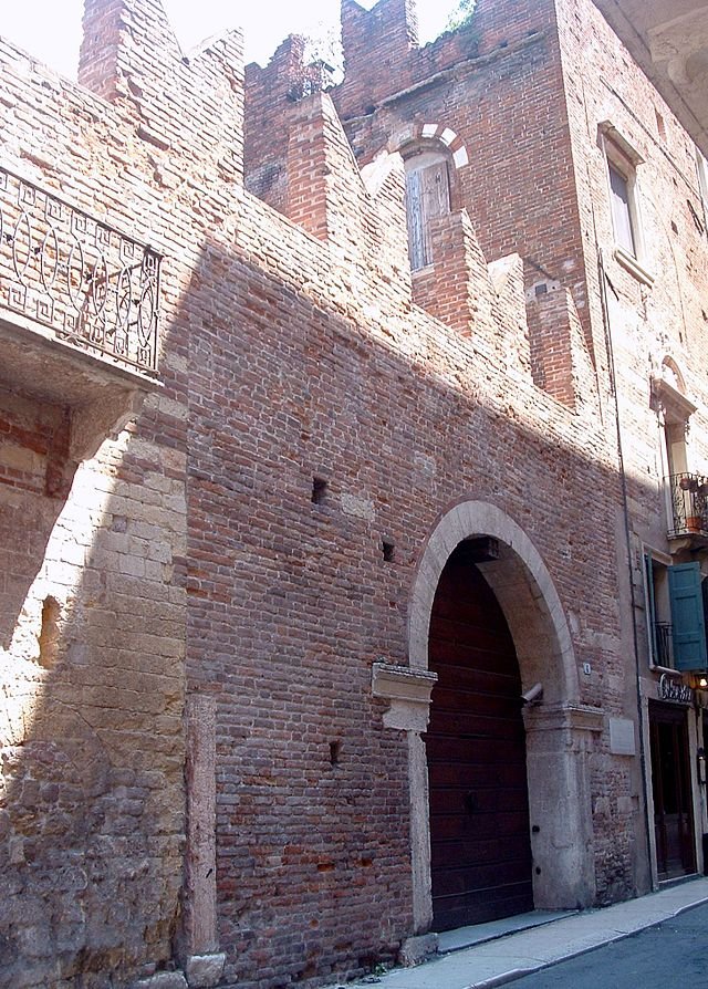 Фото Дом Ромео. Италия, Венето, Верона, Via Arche Scaligere, 8