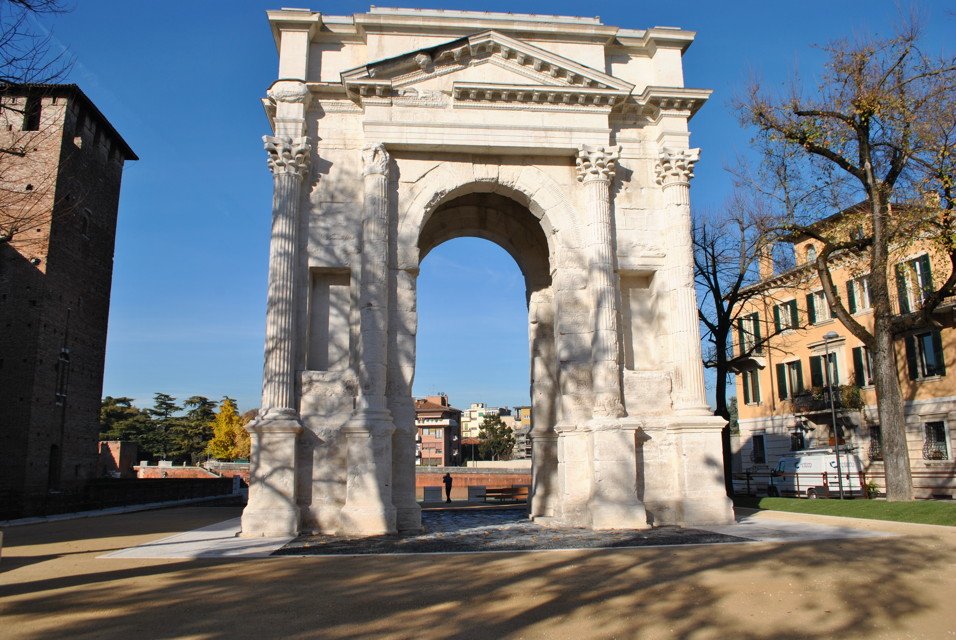   . , Veneto, Verona, Piazzetta Castel Vecchio, 30