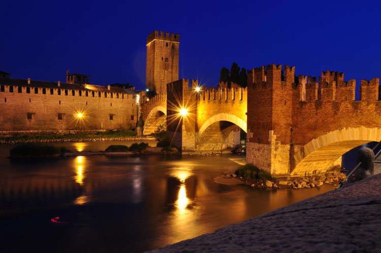   . , Veneto, Verona, Corso Castelvecchio, 5