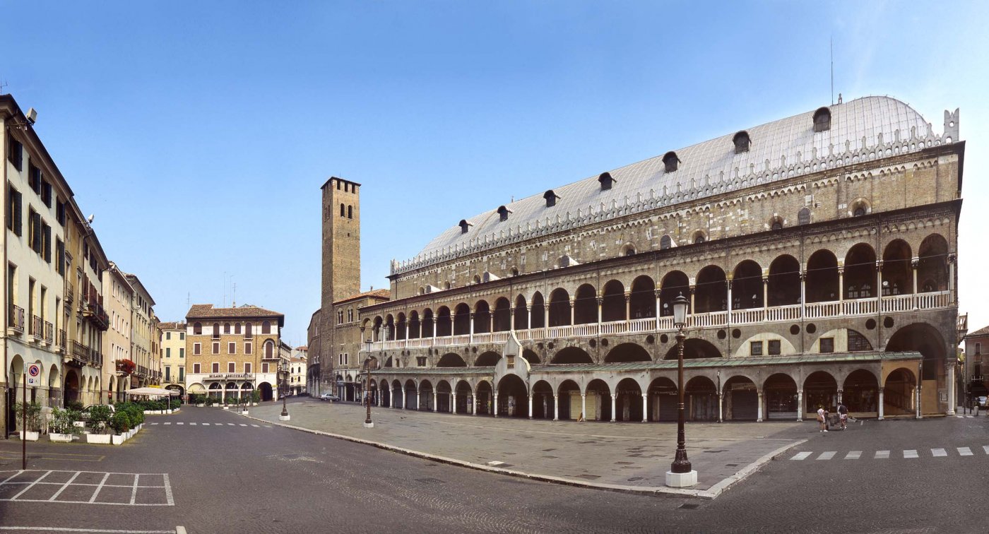     . , Veneto, Padova, Piazza della Frutta, 36