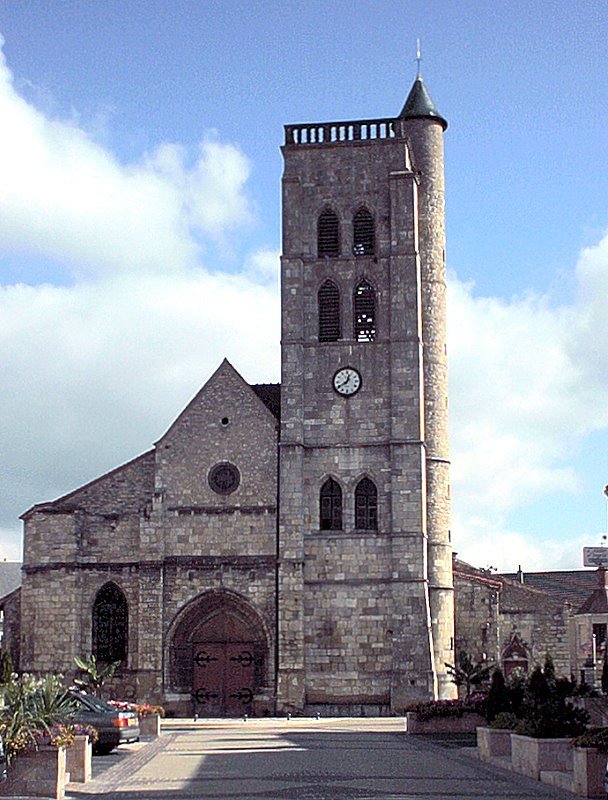   -. , Auvergne, Gannat, Place Sainte-Croix, 4