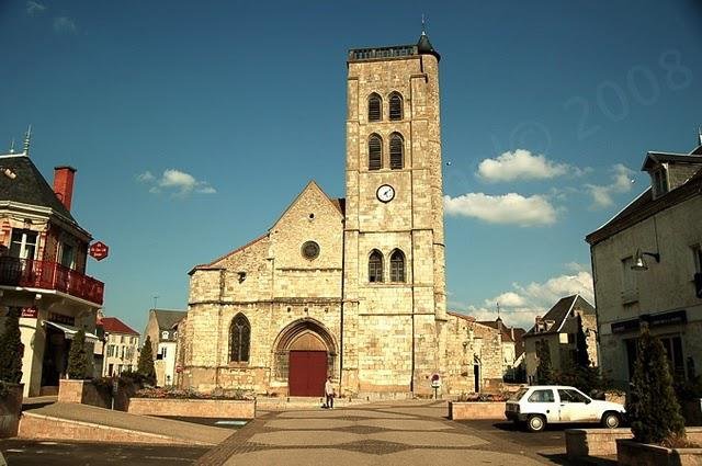   -. , Auvergne, Gannat, Place Sainte-Croix, 4