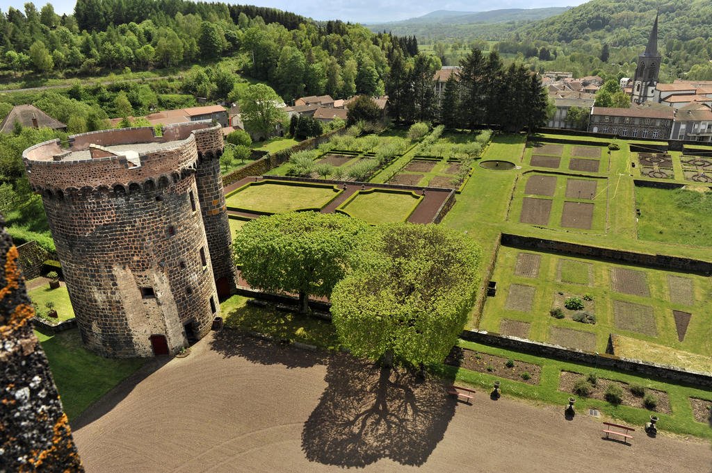   . , Auvergne, Pontgibaud, Le Bourg