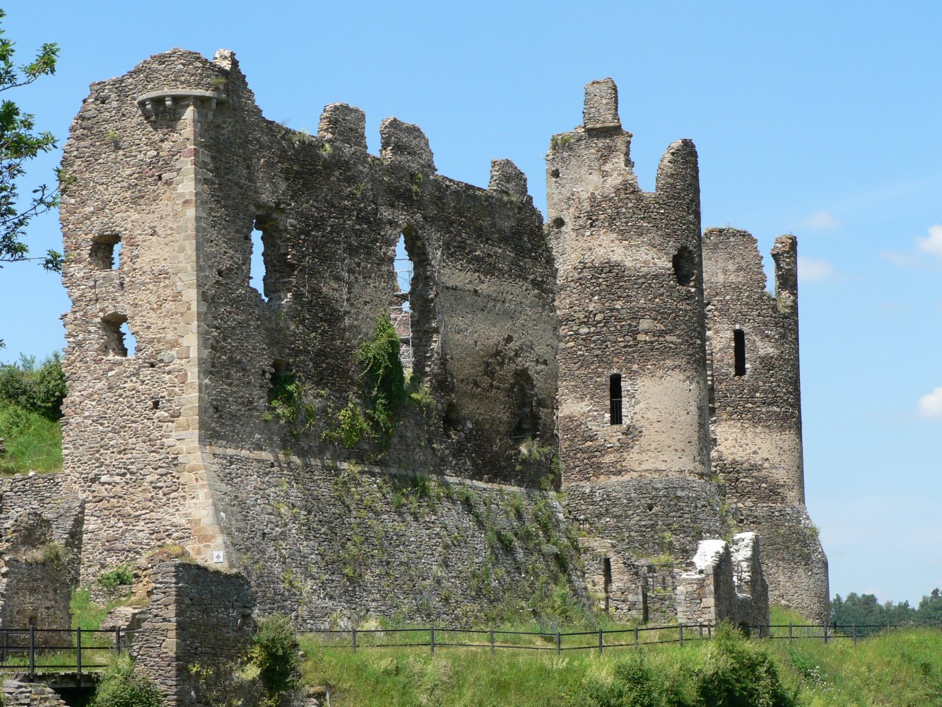 Фото Замок Роше. Франция, Auvergne, Saint-Remy-de-Blot, D109