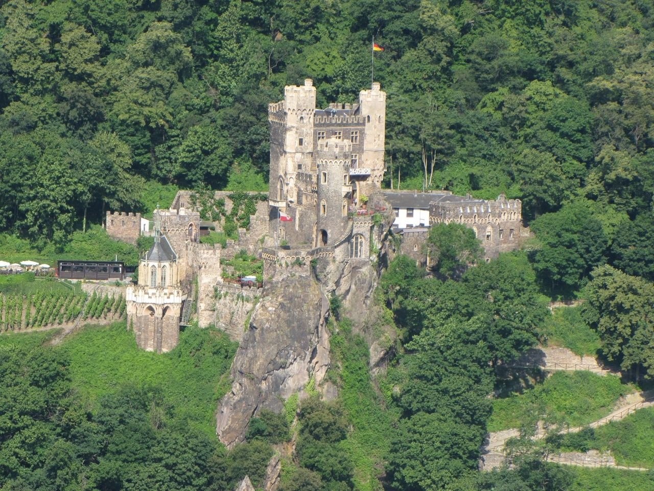   . , Rheinland-Pfalz, Trechtingshausen, Rheinburgenweg linksrheinisch Sankt Goar bis Bingen