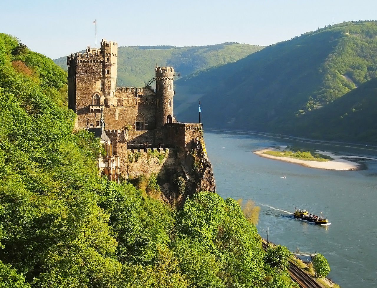   . , Rheinland-Pfalz, Trechtingshausen, Rheinburgenweg linksrheinisch Sankt Goar bis Bingen