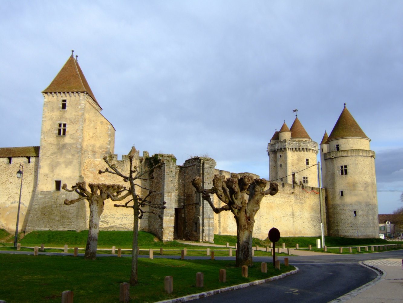   --. , Ile-de-France, Blandy, Place des Tours, 16-17