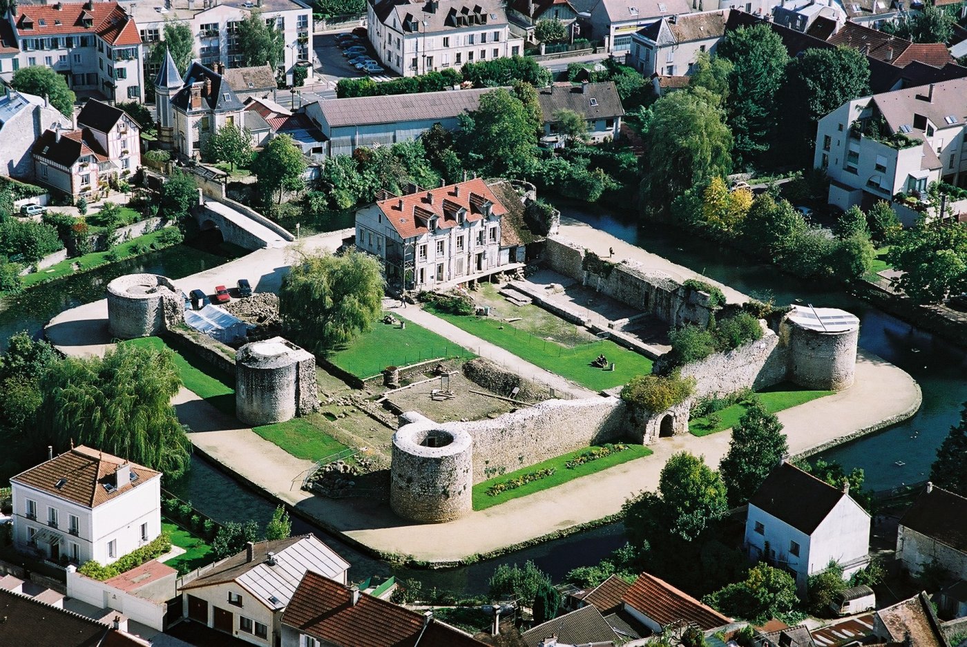    --. , Ile-de-France, Brie-Comte-Robert, Rue du Chateau, 2