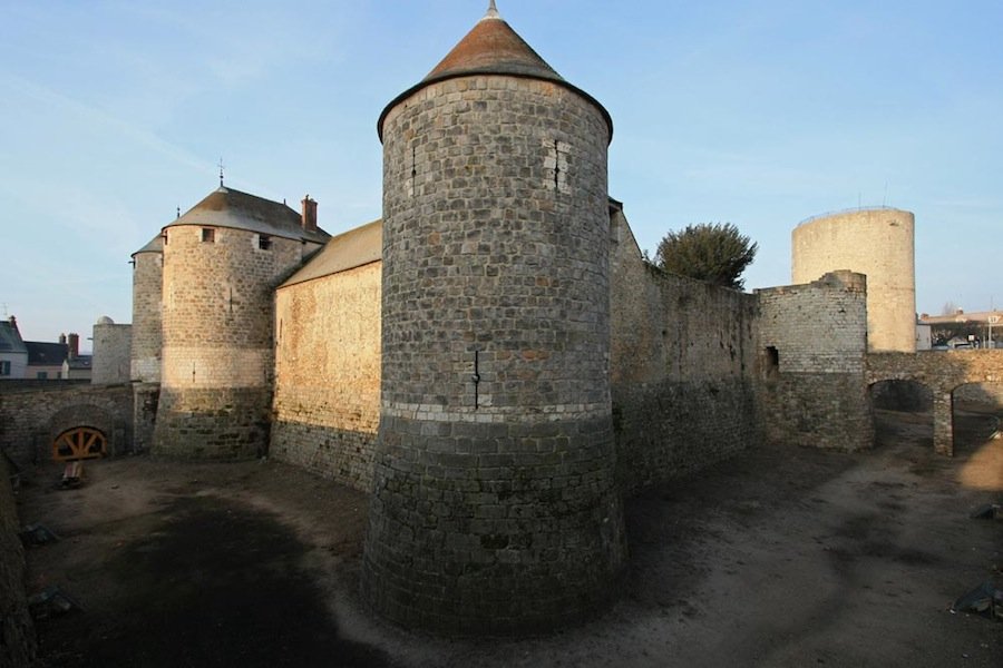   . , Ile-de-France, Dourdan, Rue de Chartres, 17