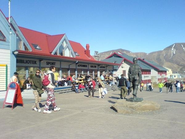   2. , Svalbard, Longyearbyen, Vei 509