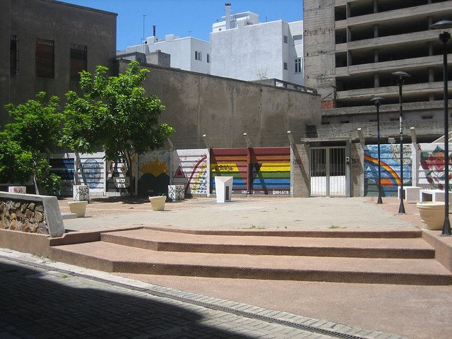 Фото Площадь и памятник сексуального разнообразия. Уругвай, Монтевидео, Саранди, 652-662